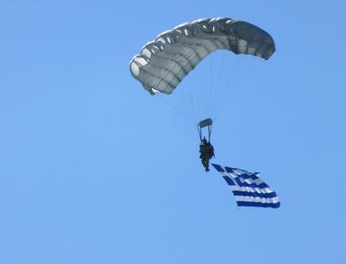 Επιφωνήματα ενθουσιασμού από 400 μαθητές στα άλματα επίδειξης αλεξιπτωτιστών των ΕΔ στην Αλεξανδρούπολη (φωτό)